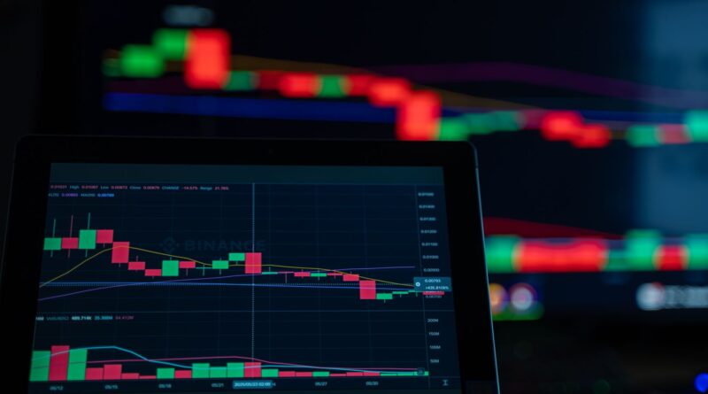 Bitcoin oscila entre $63,000 y $65,000 mientras los holders de largo plazo venden con pérdidas