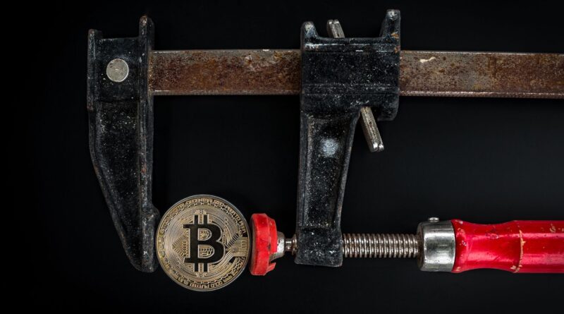 Bitcoin cierra julio en positivo pero agosto amenaza con turbulencias: ETFs bajo presión y Wall Street en pérdidas millonarias